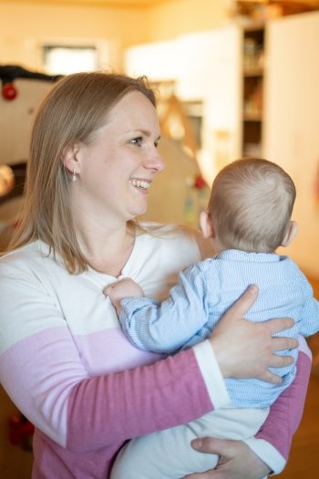 Frau mit Baby auf dem Arm