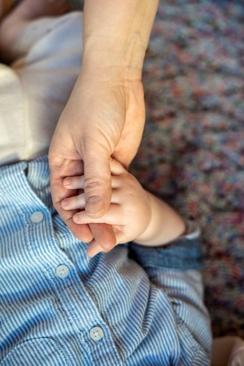 Hand mit Babyhand