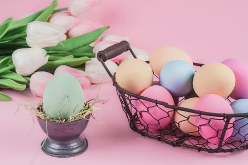 Korb mit Ostereiern und Tulpen