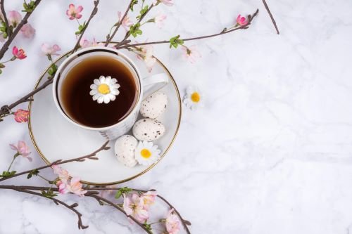 Teetasse mit Blüten